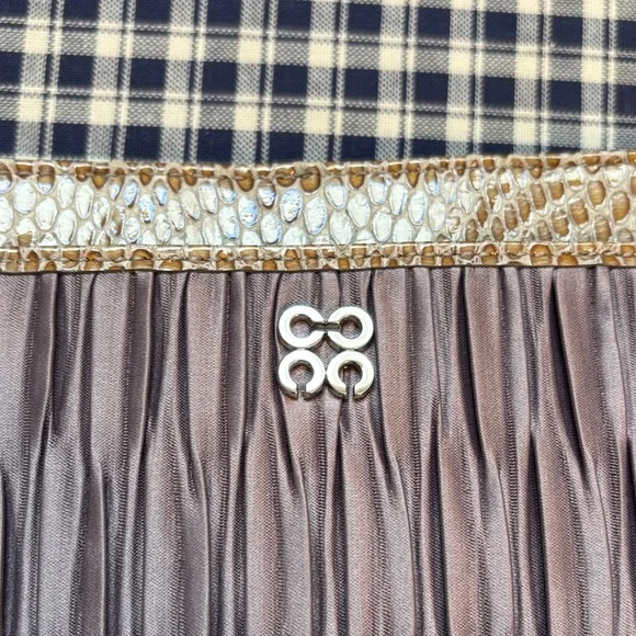 Coach Madison wristlet, limited edition in a  pleated satin design - Picture 3 of 14